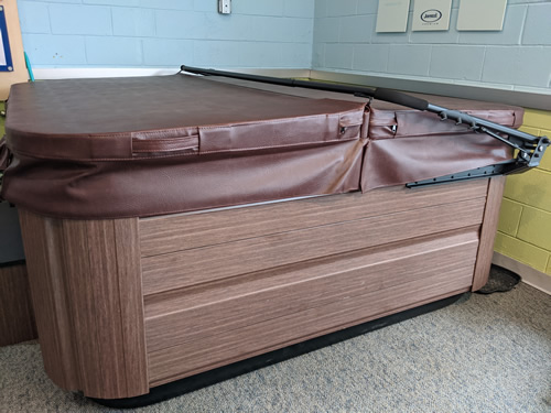 hydraulic-cover-lift-closed-cape-cod-hot-tub