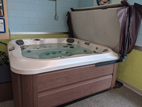 hydraulic-cover-lift-open-cape-cod-hot-tub